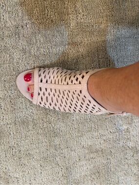 Unisa Blush Laser-Cut Peep-Toe Sandal Size 8